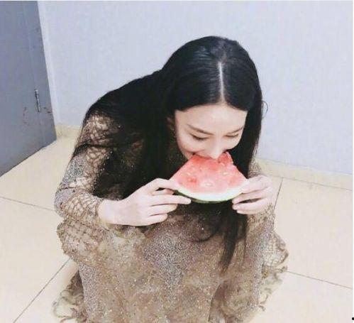 娱乐吃瓜酱穿搭博主